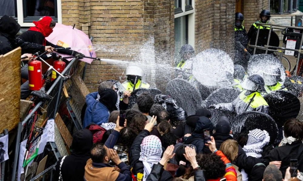 Ολλανδία: Συγκρούσεις φιλοπαλαιστίνιων διαδηλωτών με αστυνομικούς στο πανεπιστήμιο του Άμστερνταμ (βίντεο)